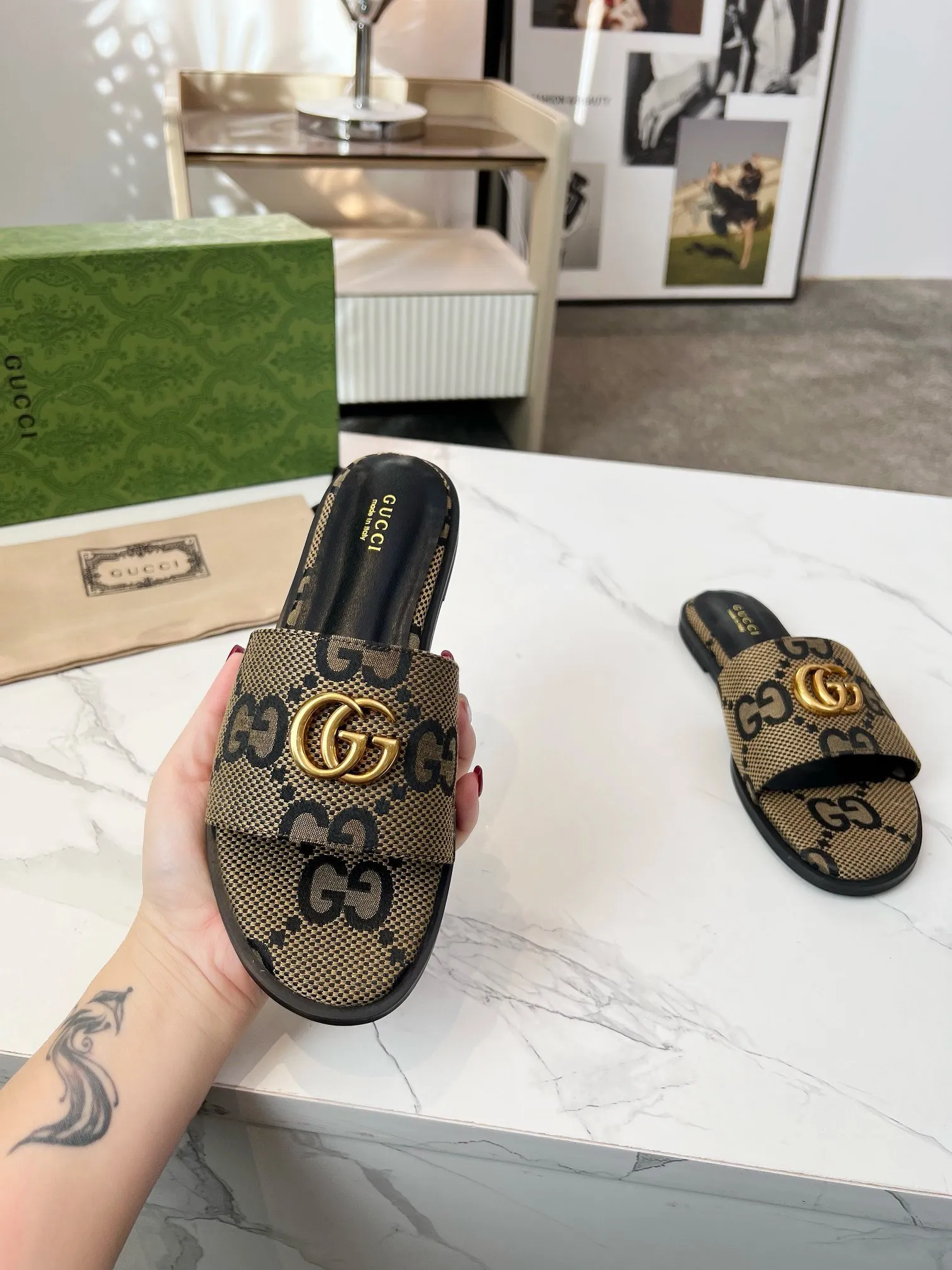 👟👟Ex-factory price 380👟👟 GUCCl 2025 spring and summer new style casual interlocking double G sandals for women. This piece is from the Gucci Lido collection, and its design is inspired by the summer style and beach clubs of the Italian coast. Archive designs from the 1970s infuse the brand with glory. Get inspired by this iconic era. The "Gucci March of Love" series continues to explore the aesthetic connotation of the brand's archived logos in a new way, while at the same time embracing the classic elegance and charm. Code Number: 35-43#